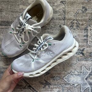 On Running CloudSurfer Men's Light Gray
Sneakers with Green Accents size 7.5